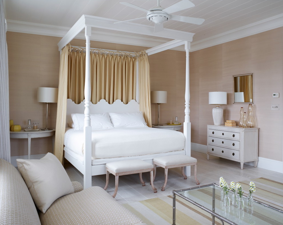 Maritimes Schlafzimmer mit beiger Wandfarbe und gebeiztem Holzboden in New York