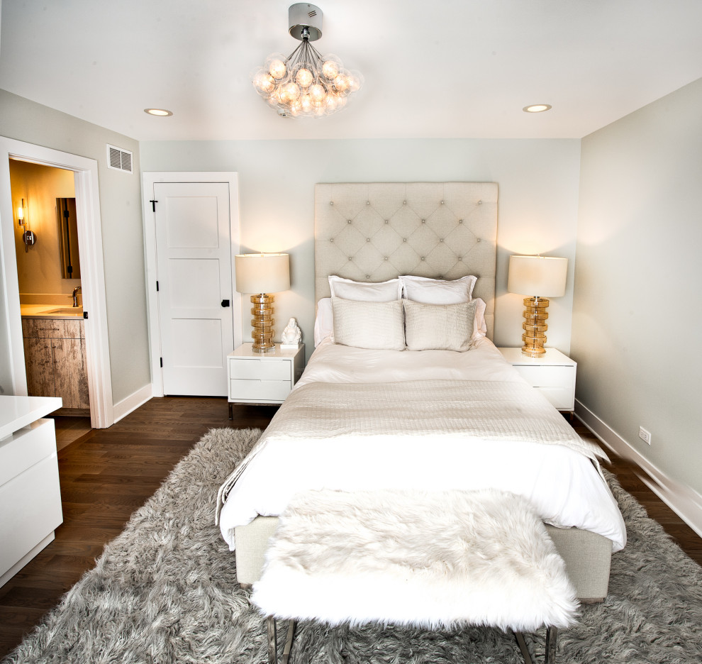Стильный дизайн: гостевая спальня (комната для гостей) в стиле кантри с серыми стенами - последний тренд