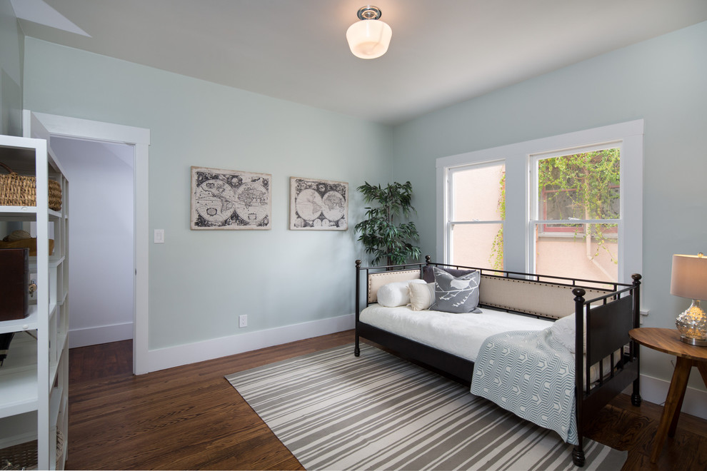 Idéer för ett mellanstort amerikanskt sovrum, med blå väggar, mörkt trägolv och brunt golv