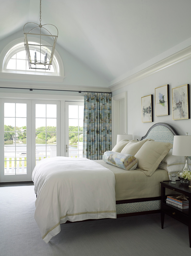 Пример оригинального дизайна: большая хозяйская спальня в морском стиле с ковровым покрытием, белыми стенами и белым полом без камина