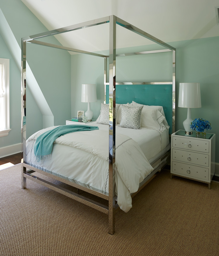 Mittelgroßes Maritimes Schlafzimmer ohne Kamin mit blauer Wandfarbe, dunklem Holzboden und braunem Boden in New York