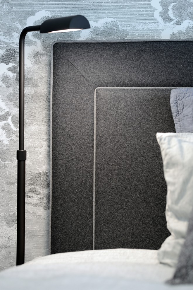 Immagine di una camera degli ospiti boho chic di medie dimensioni con pareti grigie, moquette e pavimento grigio