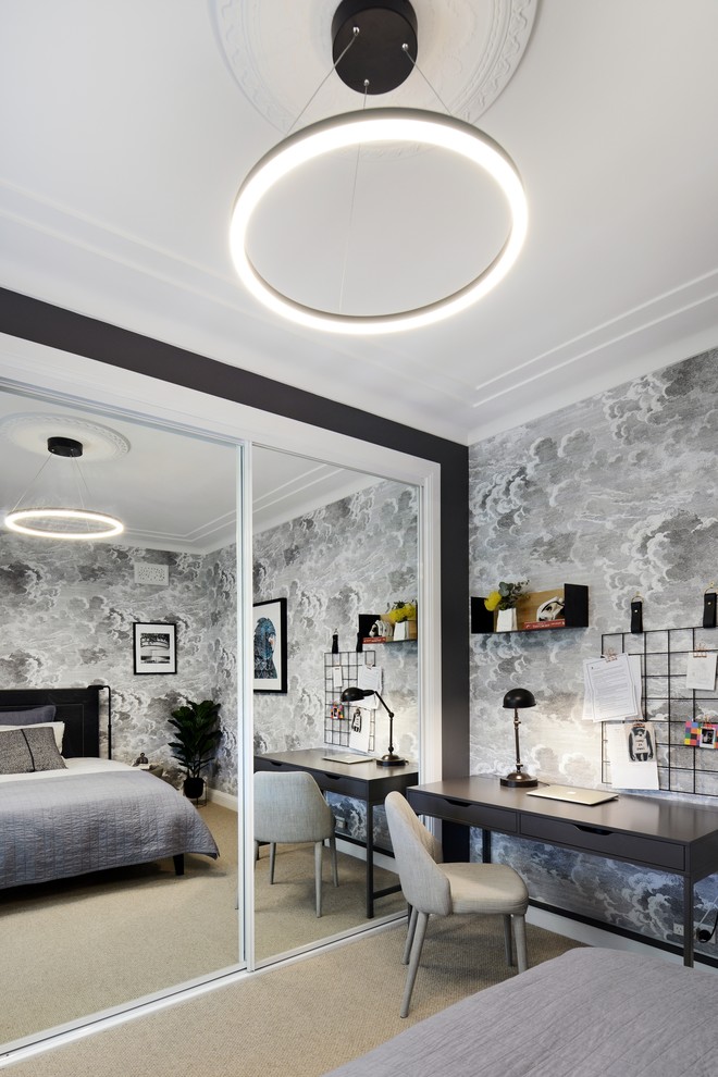 Foto di una camera degli ospiti eclettica di medie dimensioni con pareti grigie, moquette e pavimento grigio