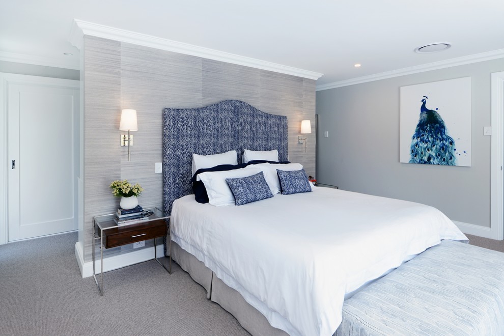 На фото: большая хозяйская спальня в классическом стиле с серыми стенами, ковровым покрытием и бежевым полом