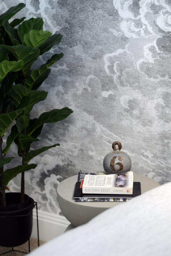 Imagen de habitación de invitados ecléctica de tamaño medio con paredes grises, moqueta y suelo beige
