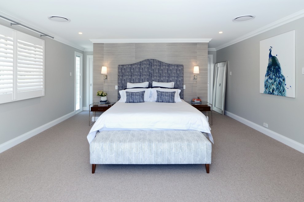 Cette image montre une grande chambre traditionnelle avec un mur gris et un sol beige.