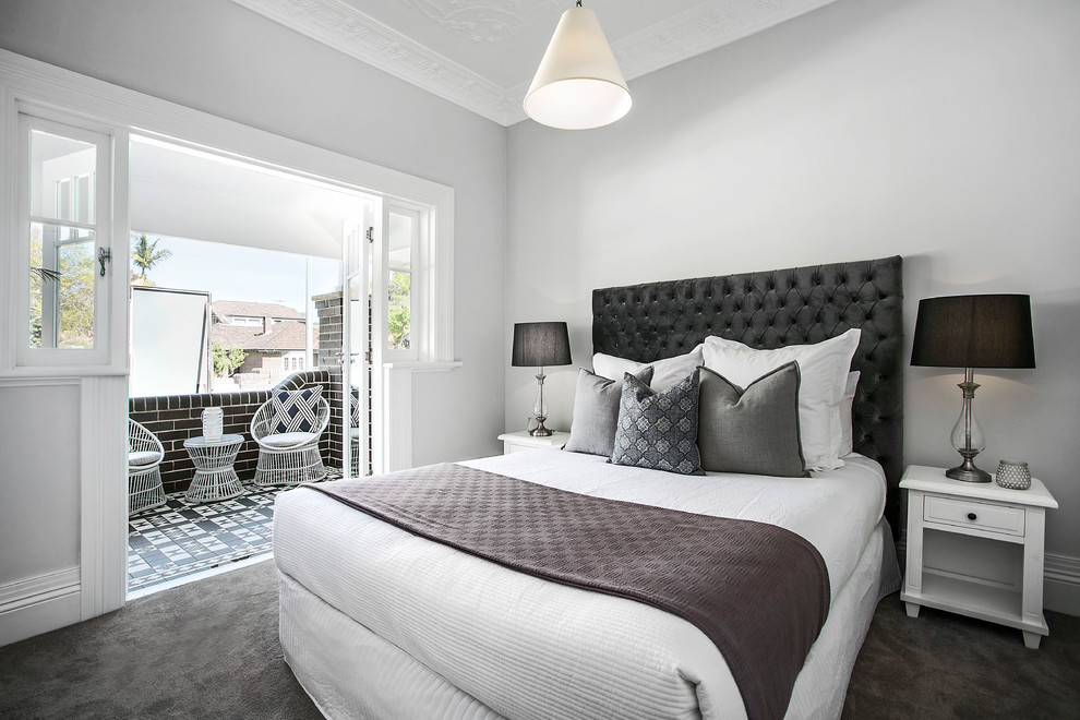 シドニーにある中くらいなトランジショナルスタイルのおしゃれな客用寝室 (グレーの壁、カーペット敷き、グレーの床) のレイアウト