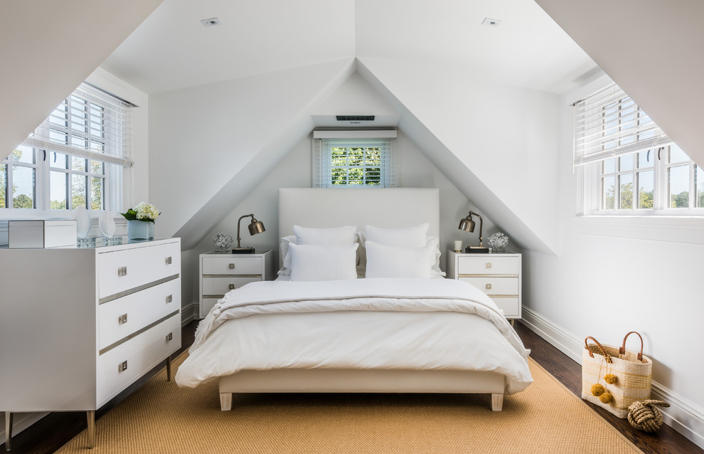 Идея дизайна: маленькая гостевая спальня (комната для гостей), в светлых тонах на мансарде в стиле неоклассика (современная классика) с белыми стенами и темным паркетным полом для на участке и в саду