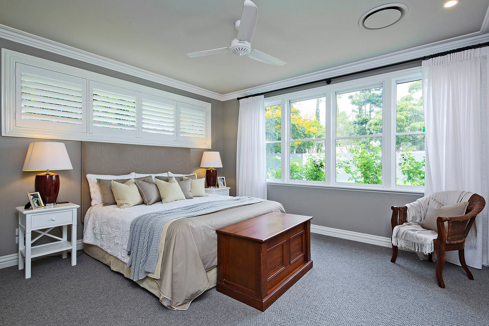 Modelo de dormitorio costero con paredes grises, moqueta y suelo gris