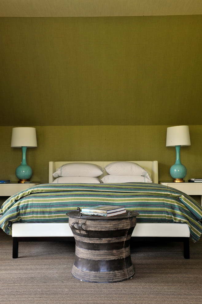 На фото: спальня в современном стиле с зелеными стенами с