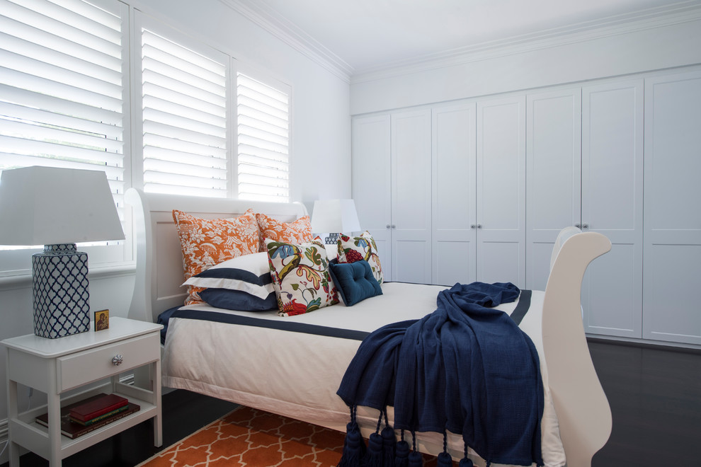 На фото: спальня среднего размера в стиле неоклассика (современная классика) с белыми стенами, темным паркетным полом и коричневым полом без камина с