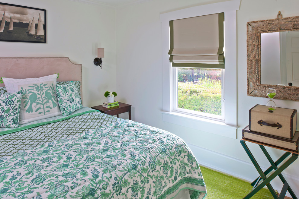 Foto de habitación de invitados costera de tamaño medio sin chimenea con paredes blancas y suelo de madera oscura