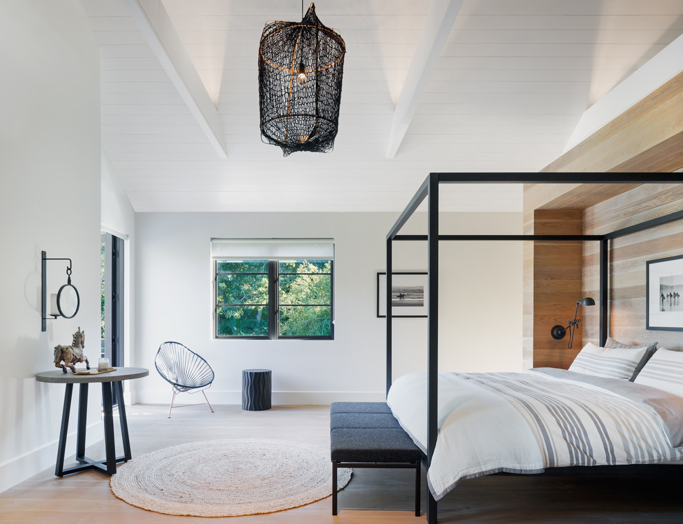 Inspiration för ett lantligt sovrum, med vita väggar och mellanmörkt trägolv