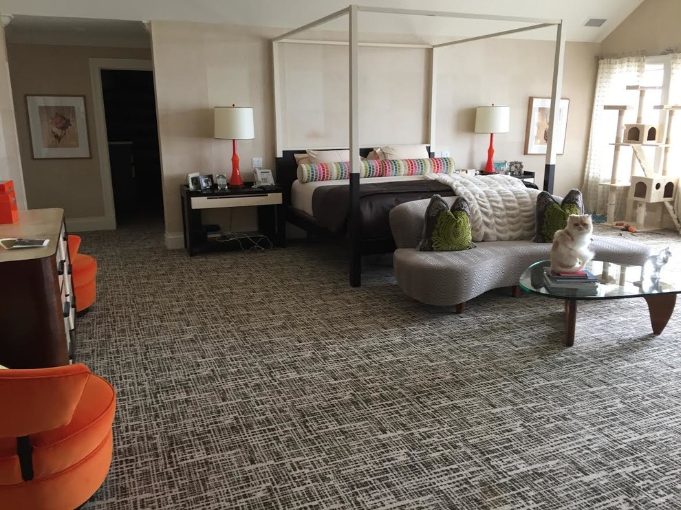 Großes Eklektisches Hauptschlafzimmer mit beiger Wandfarbe, Teppichboden und buntem Boden in New York