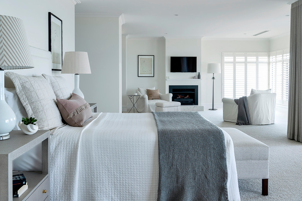 Maritimes Schlafzimmer mit weißer Wandfarbe, Teppichboden, Kamin und grauem Boden in Sonstige