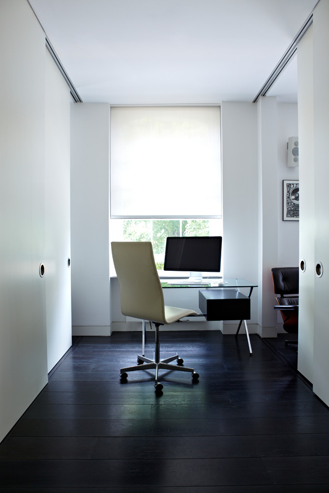 Foto de despacho actual grande con paredes blancas, suelo de madera oscura y suelo marrón