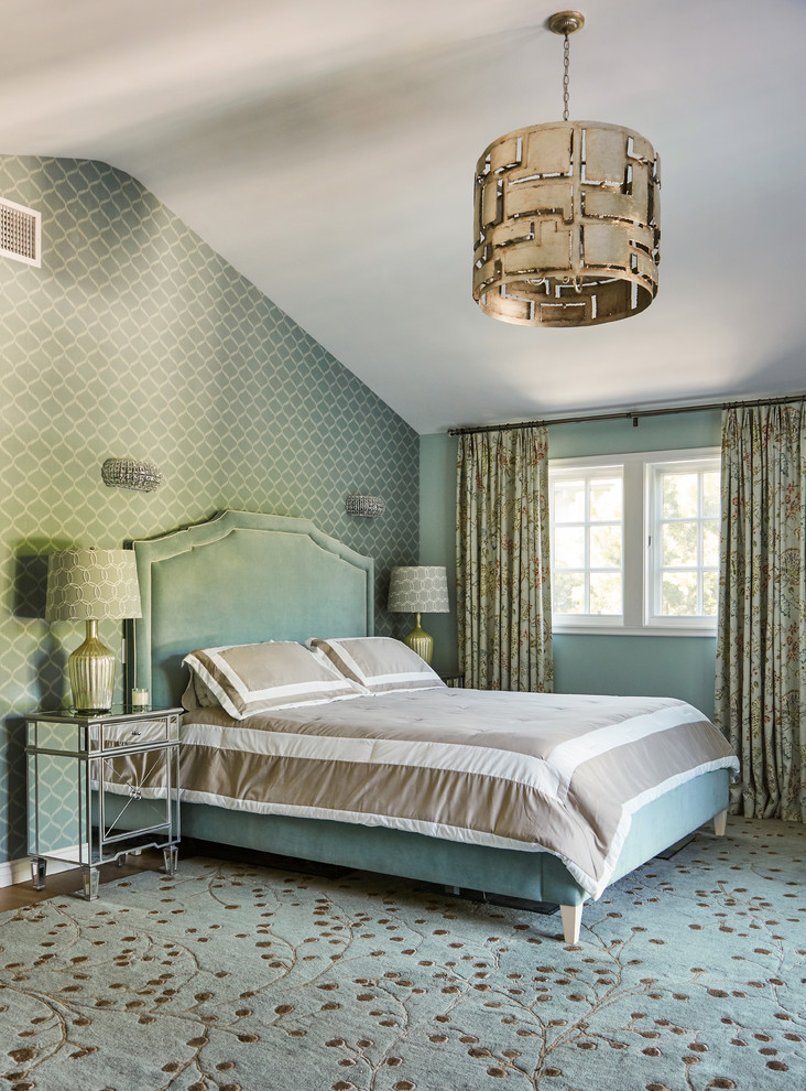 Стильный дизайн: спальня в классическом стиле с синими стенами и темным паркетным полом - последний тренд