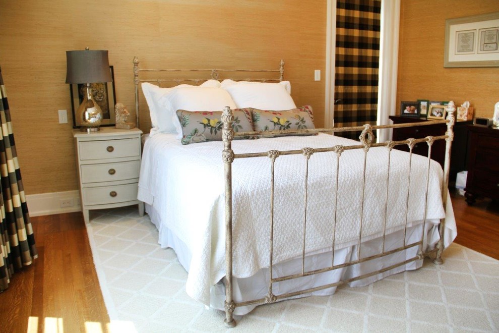 Свежая идея для дизайна: большая гостевая спальня (комната для гостей) в классическом стиле с бежевыми стенами и светлым паркетным полом - отличное фото интерьера