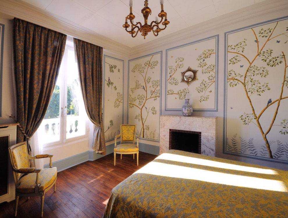 Idée de décoration pour une grande chambre parentale tradition avec un mur beige, parquet foncé et une cheminée standard.