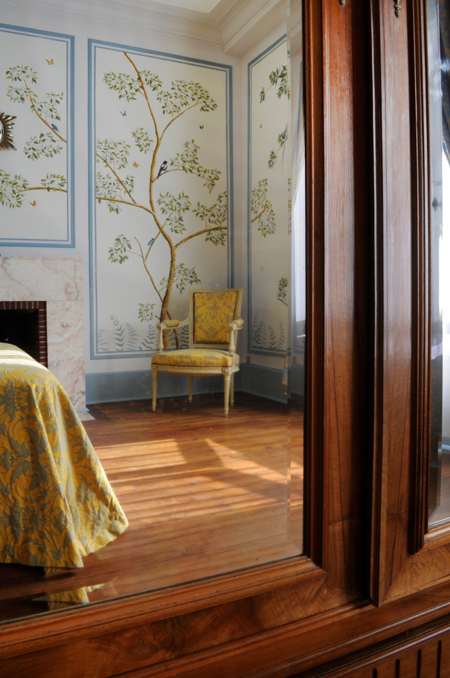 Ispirazione per una grande camera matrimoniale classica con pareti beige, parquet scuro e camino classico