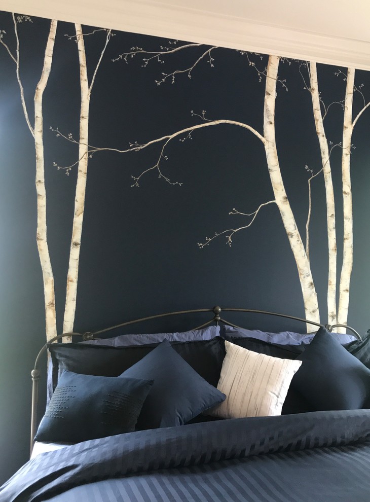 Источник вдохновения для домашнего уюта: хозяйская спальня среднего размера в стиле рустика с синими стенами, паркетным полом среднего тона и коричневым полом