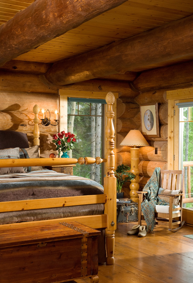 Ejemplo de dormitorio principal rústico grande con paredes marrones y suelo de madera en tonos medios