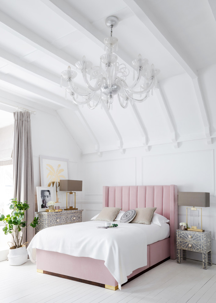 Aménagement d'une chambre grise et rose contemporaine avec un mur blanc, parquet peint et un sol gris.
