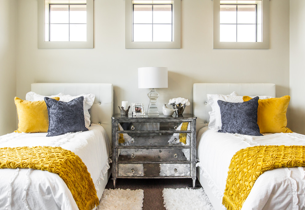 Klassisches Gästezimmer mit beiger Wandfarbe und Teppichboden in Austin