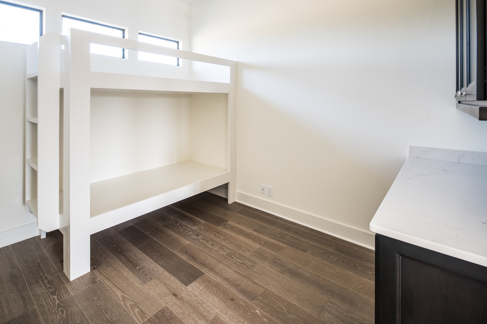Foto de habitación de invitados actual de tamaño medio sin chimenea con paredes blancas, suelo de madera en tonos medios y suelo marrón