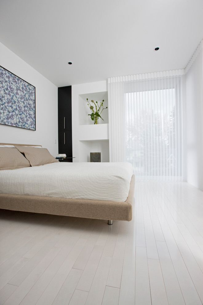 Modernes Schlafzimmer mit gebeiztem Holzboden und weißem Boden in Calgary