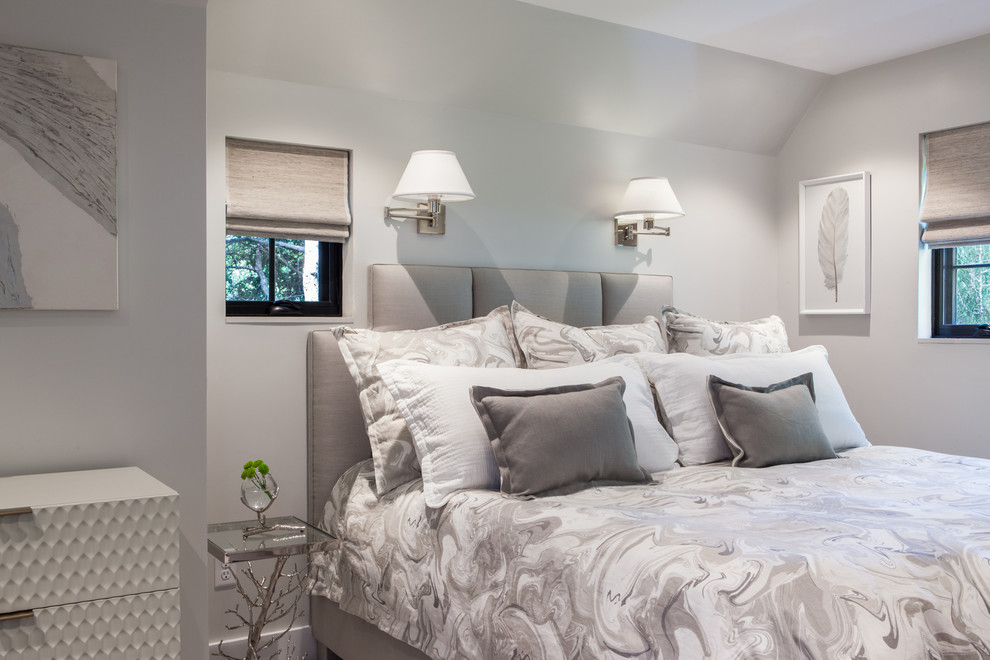 Imagen de dormitorio principal clásico renovado de tamaño medio sin chimenea con paredes grises