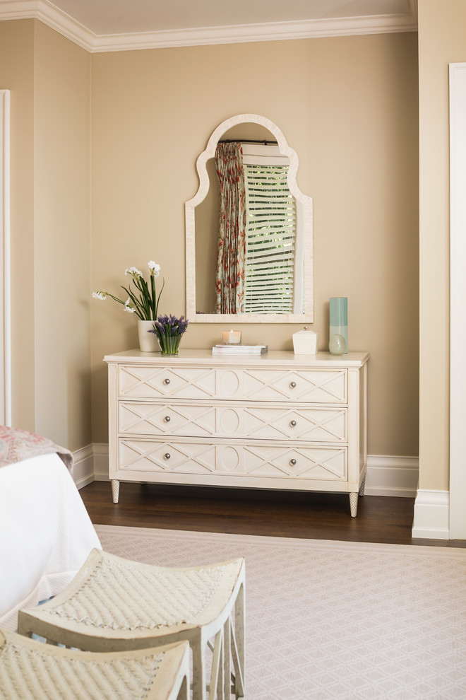 Ejemplo de habitación de invitados clásica renovada sin chimenea con paredes beige y suelo de madera en tonos medios