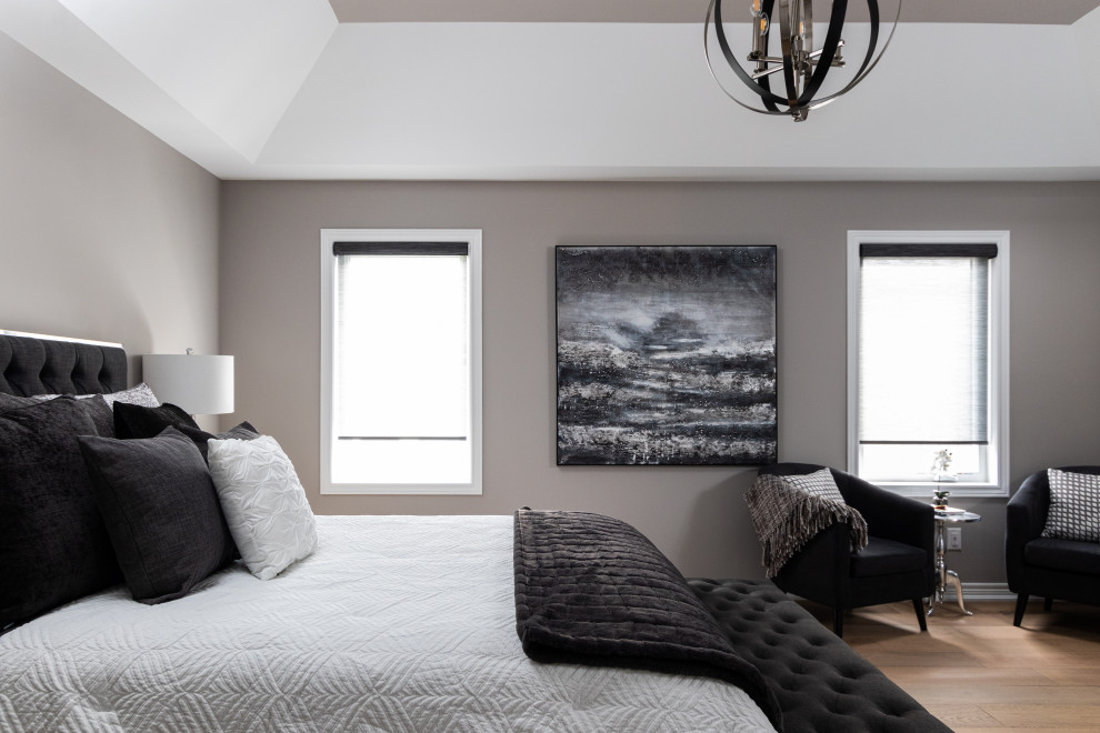 На фото: хозяйская спальня в стиле неоклассика (современная классика) с серыми стенами, светлым паркетным полом и белым полом с