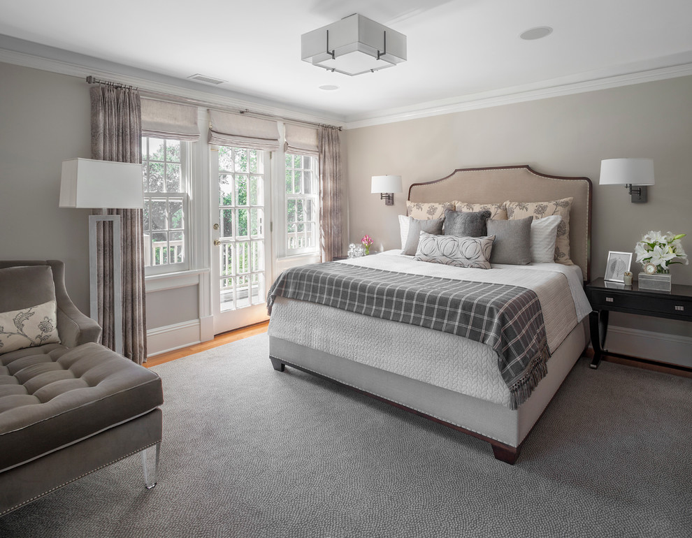 Ejemplo de dormitorio clásico renovado con paredes beige y suelo de madera en tonos medios