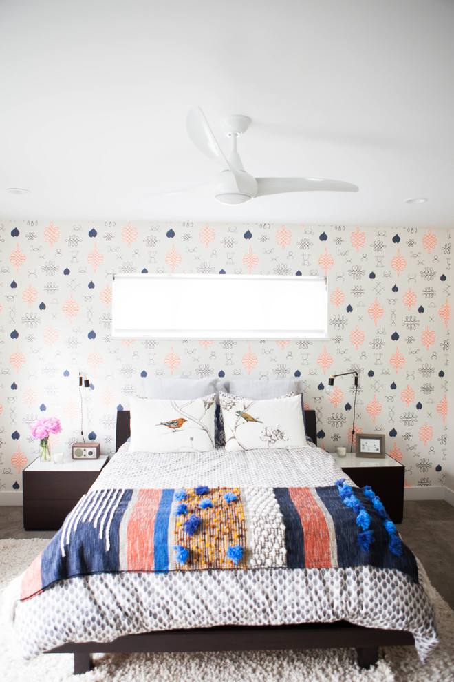 На фото: хозяйская спальня среднего размера в стиле фьюжн с белыми стенами, ковровым покрытием и бежевым полом