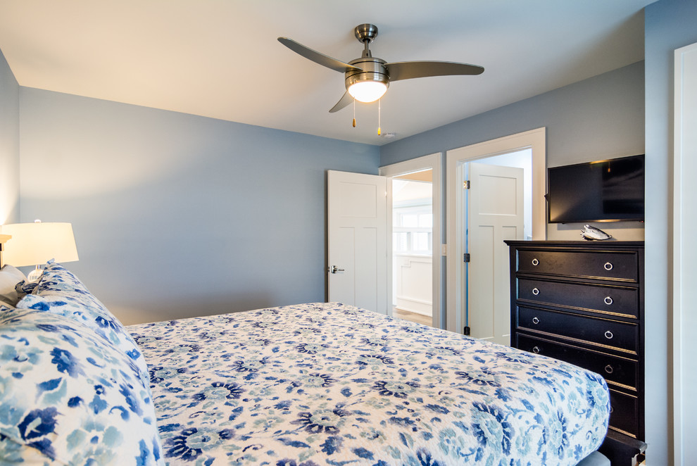 Источник вдохновения для домашнего уюта: гостевая спальня среднего размера, (комната для гостей) в стиле неоклассика (современная классика) с синими стенами, темным паркетным полом и коричневым полом без камина