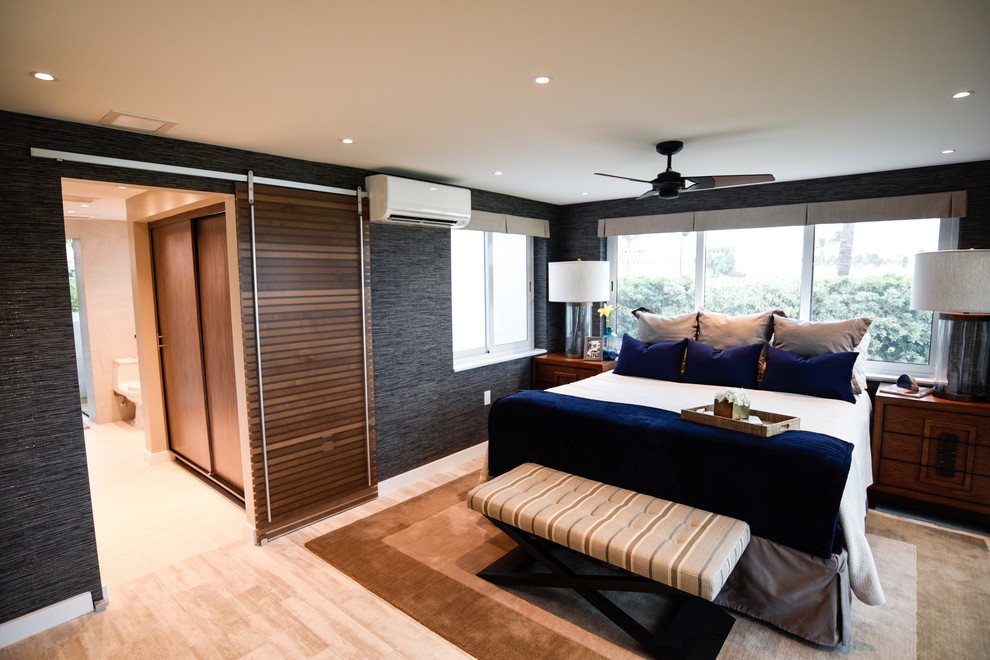 Diseño de dormitorio principal actual de tamaño medio con suelo beige, paredes azules y suelo de baldosas de porcelana