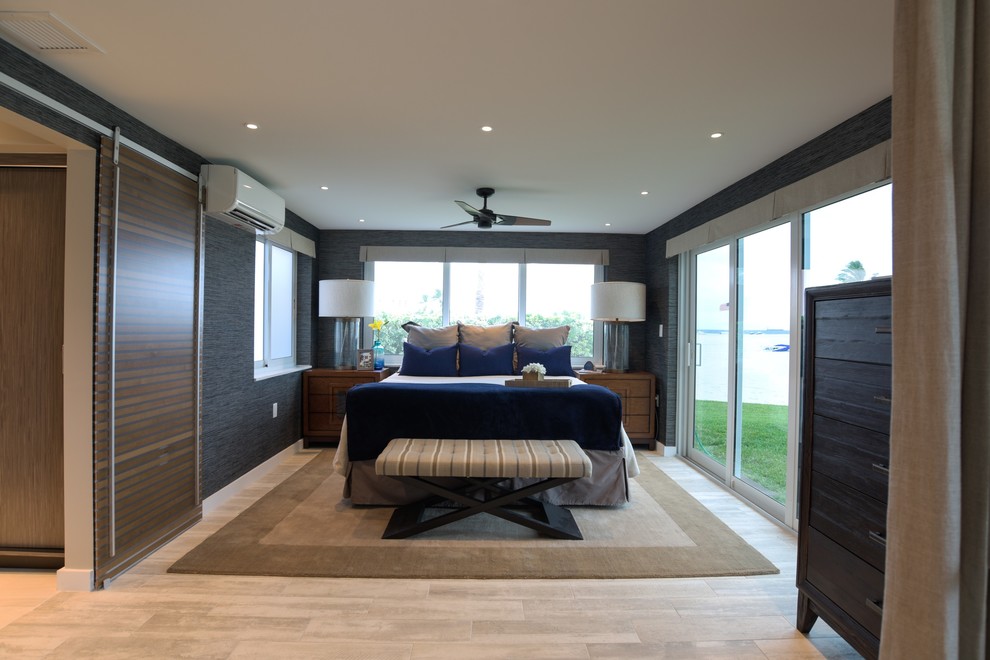 Imagen de dormitorio principal actual de tamaño medio con paredes azules, suelo de baldosas de porcelana y suelo beige