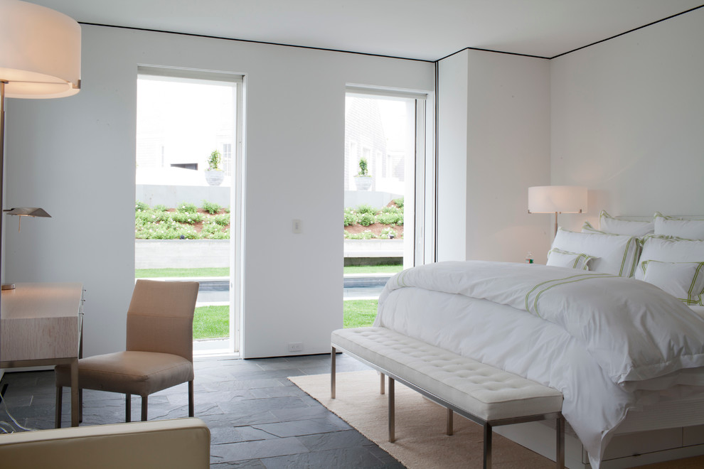 Источник вдохновения для домашнего уюта: большая гостевая спальня (комната для гостей) в морском стиле с белыми стенами и полом из сланца