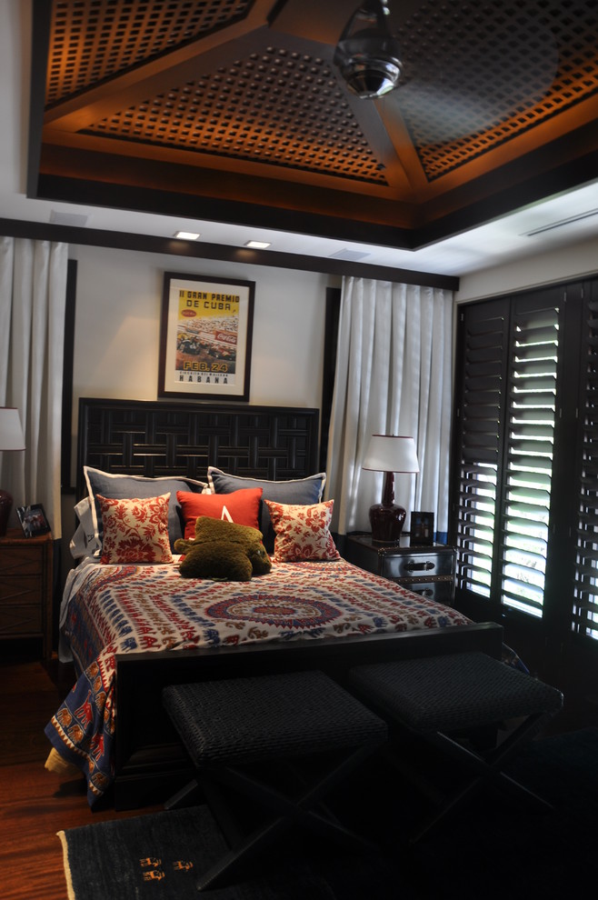 Ejemplo de habitación de invitados asiática de tamaño medio sin chimenea con paredes blancas, suelo de madera en tonos medios y suelo marrón
