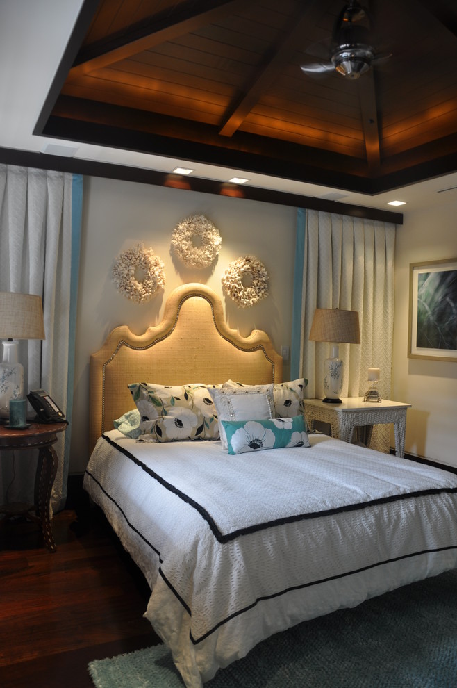 Идея дизайна: гостевая спальня среднего размера, (комната для гостей) в современном стиле с белыми стенами, паркетным полом среднего тона и коричневым полом без камина