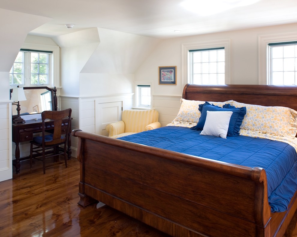 Aménagement d'une chambre d'amis bord de mer de taille moyenne avec un mur blanc et un sol en bois brun.