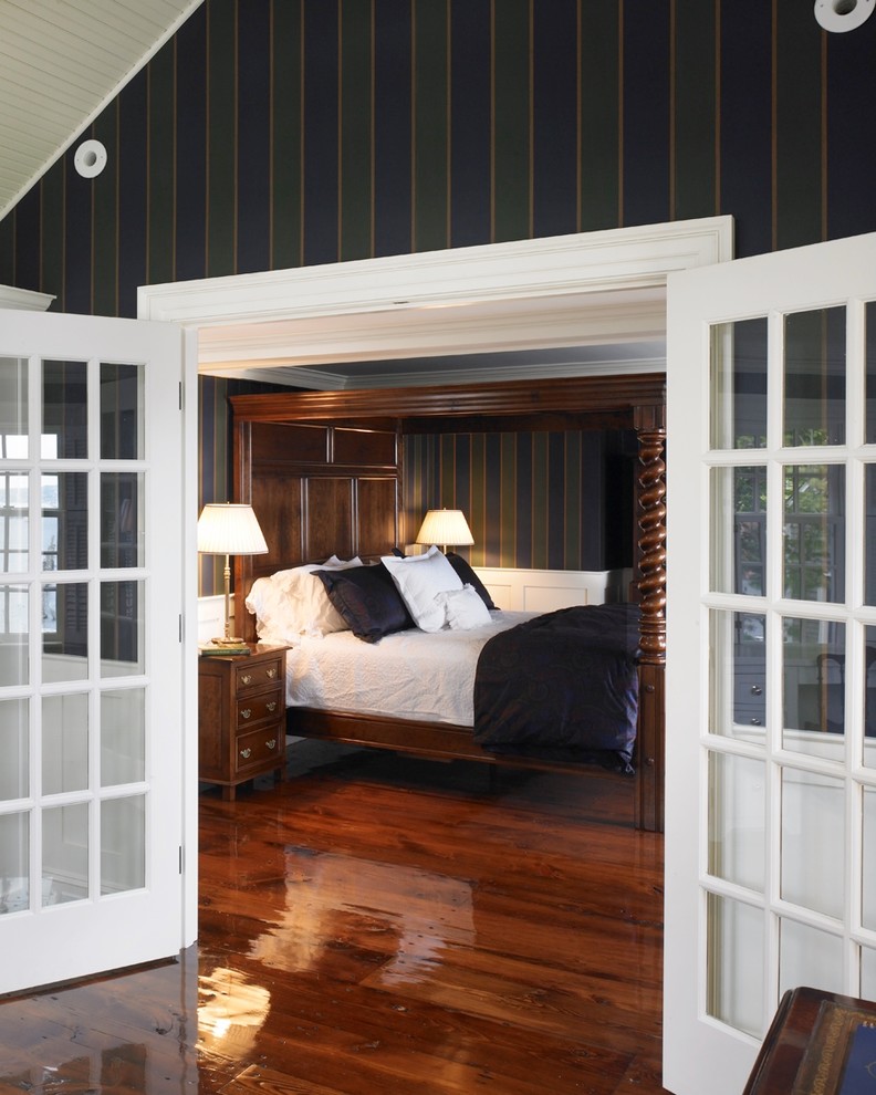 Diseño de dormitorio marinero grande con paredes multicolor y suelo de madera oscura