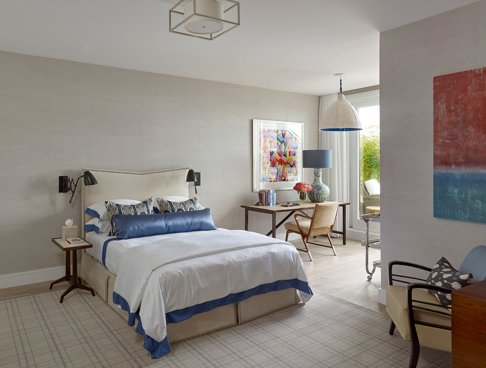 Idee per una camera da letto costiera con pareti grigie, parquet chiaro e pavimento beige
