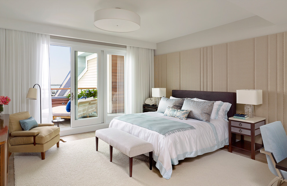 На фото: спальня в морском стиле с бежевыми стенами с