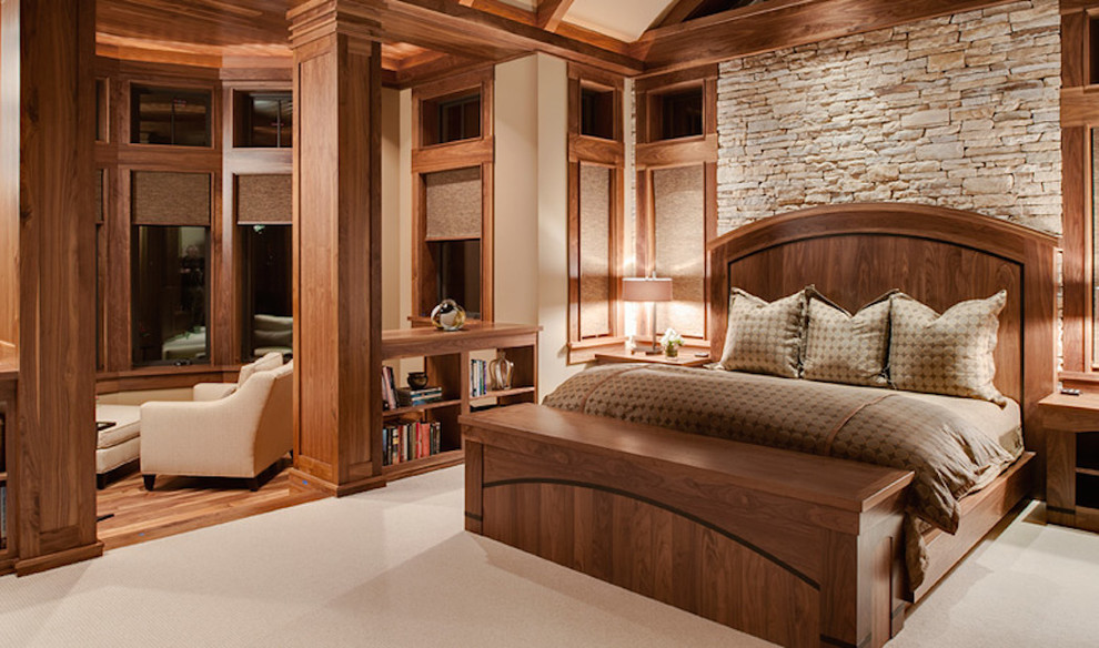 На фото: большая хозяйская спальня в классическом стиле с бежевыми стенами, светлым паркетным полом и бежевым полом без камина с