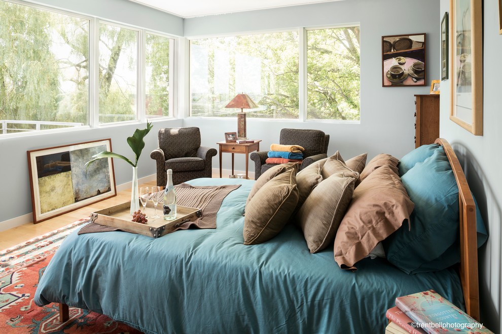 Стильный дизайн: хозяйская спальня в современном стиле с серыми стенами и светлым паркетным полом - последний тренд