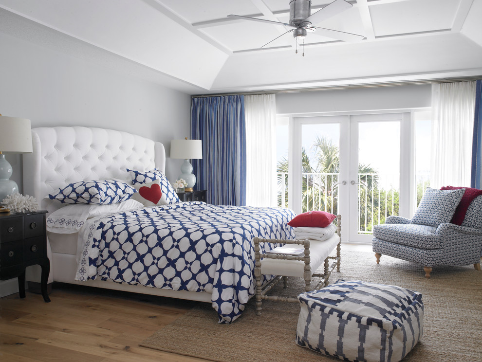 Стильный дизайн: спальня в морском стиле с серыми стенами, паркетным полом среднего тона и синими шторами - последний тренд