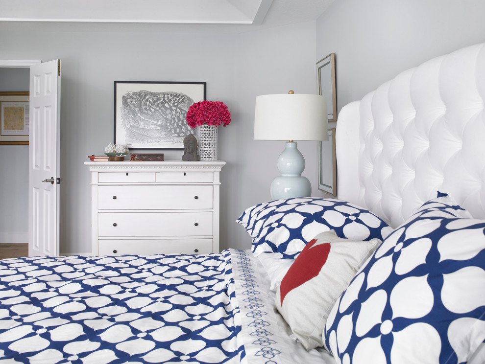На фото: хозяйская спальня среднего размера в стиле неоклассика (современная классика) с серыми стенами и паркетным полом среднего тона с