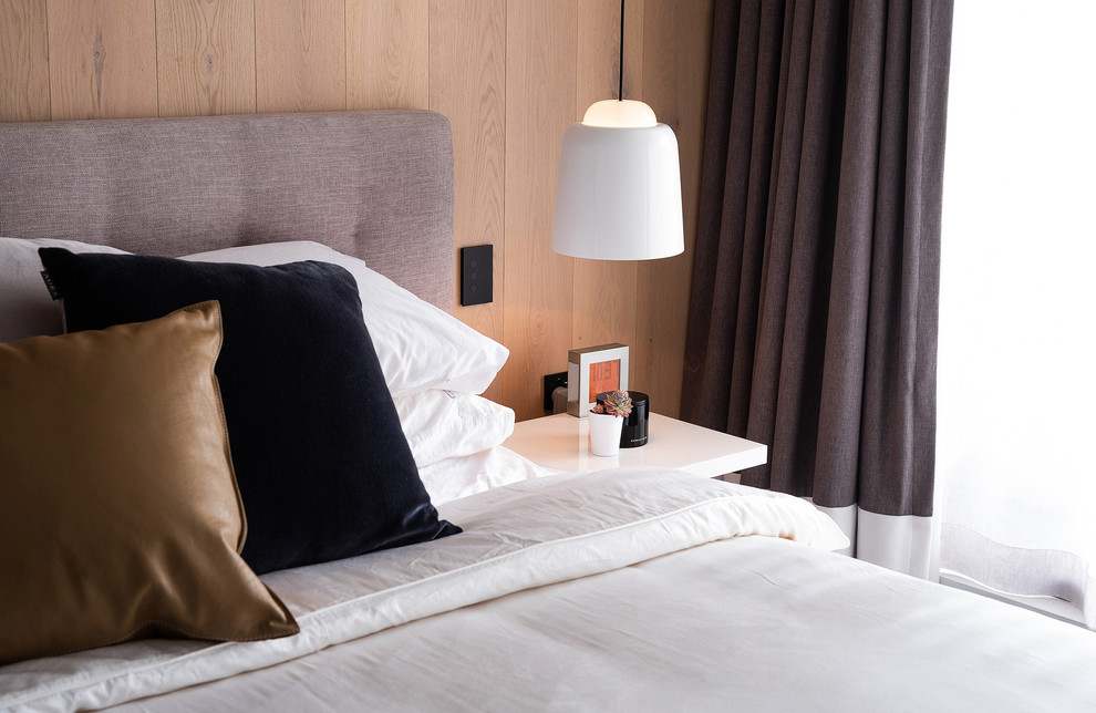 Imagen de dormitorio principal moderno pequeño con paredes blancas, suelo de madera clara y suelo beige